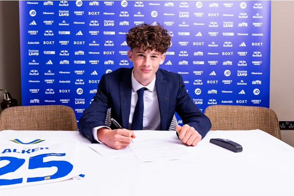 Pasangan Bundesliga incar prospek Leeds, Alker